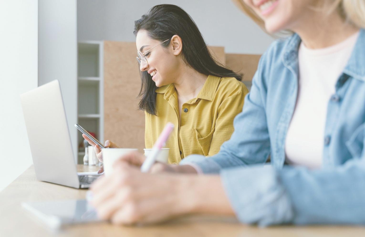 Emprendedores trabajando en análisis financiero